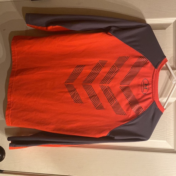 Long sleeve under armor kids shirt/ size Youth M/ Color: Orange and Grey - Picture 3 of 4